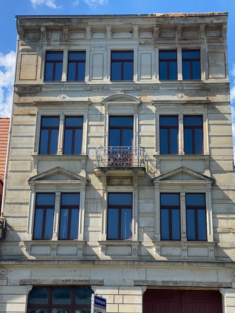 Uferstraße 8, Nahaufnahme Fassadengliederung (Vorderseite)