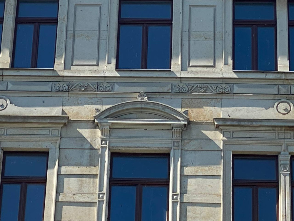 Uferstraße 8, Fassadenschmuck