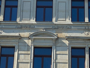 Uferstraße 8, Fassadenschmuck