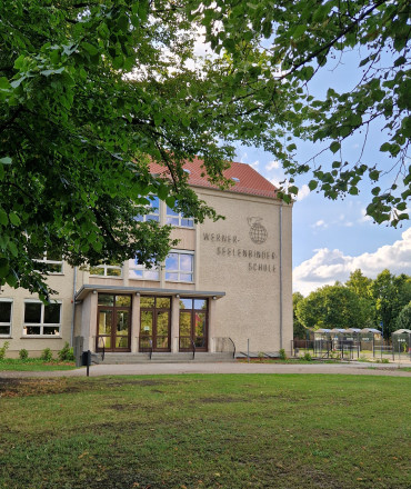 Erhaltung des alten Schriftzugs der ehem. Werner-Seelenbinder-Oberschule, Stand Juli 2026