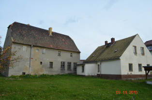 Hofansicht mit Bibliothek und Gartengrundstück