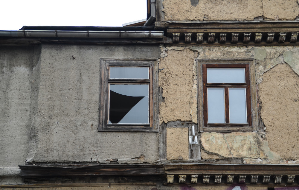 Fassadenteilung an der Südseite des Gebäudes ( rechts: ursprüngliche Fassadengestaltung, links: Fassadengestaltung nach 1945)