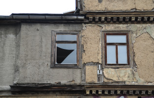 Fassadenteilung an der Südseite des Gebäudes ( rechts: ursprüngliche Fassadengestaltung, links: Fassadengestaltung nach 1945)