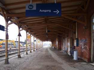 Bansteigüberdachung am Empfangsgebäude (2011), abgerissen