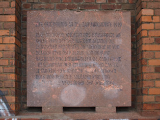 Gedeniktafel an die Januarkämpfe 1919 am Bahnhof