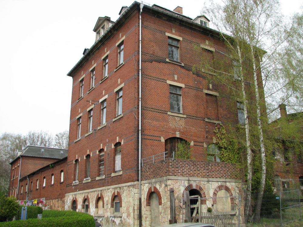 Straßenansicht mit Verwaltungs- und Wohngebäude