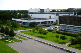 Blick über die Skateranlage zur Kantine, dahinter das Deutsche Hygienemuseum Dresden