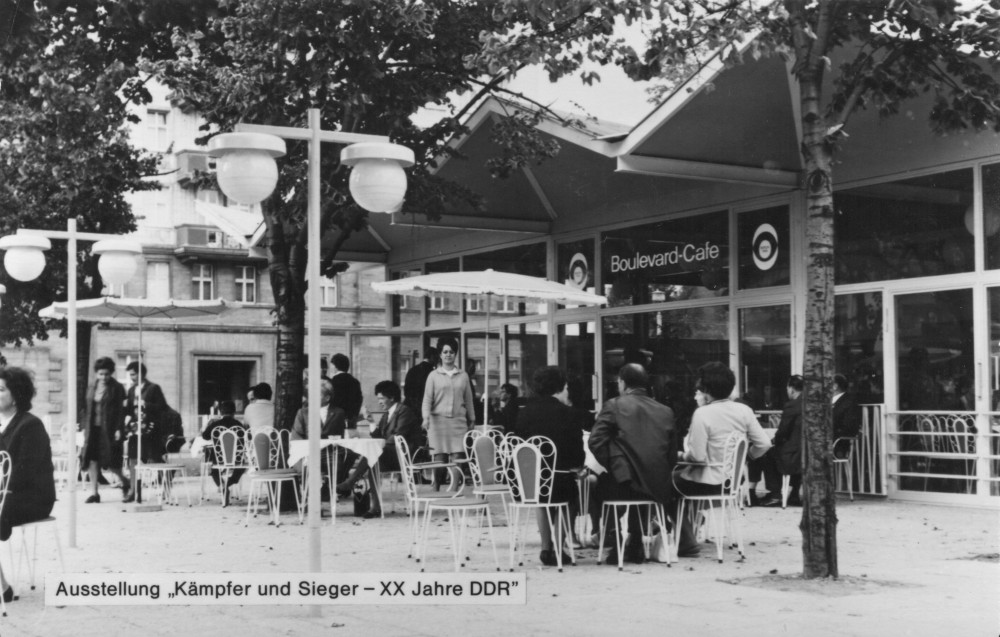 Postkarte vom „Boulevard-Café“ in Berlin an der Karl-Marx-Allee