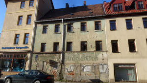 Brückengebäude mit Erker