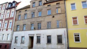 Brückengebäude mit Erker