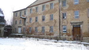 Straßenansicht mit Verwaltungs- und Wohngebäude