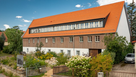 Moderne Treppe vor Bruchsteinwand