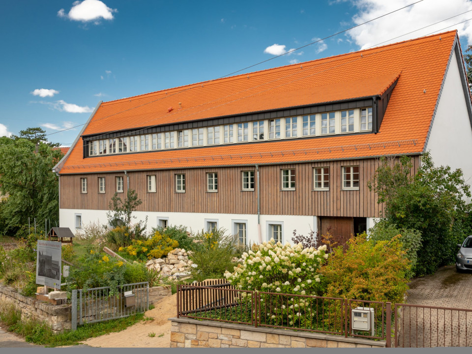 Moderne Treppe vor Bruchsteinwand