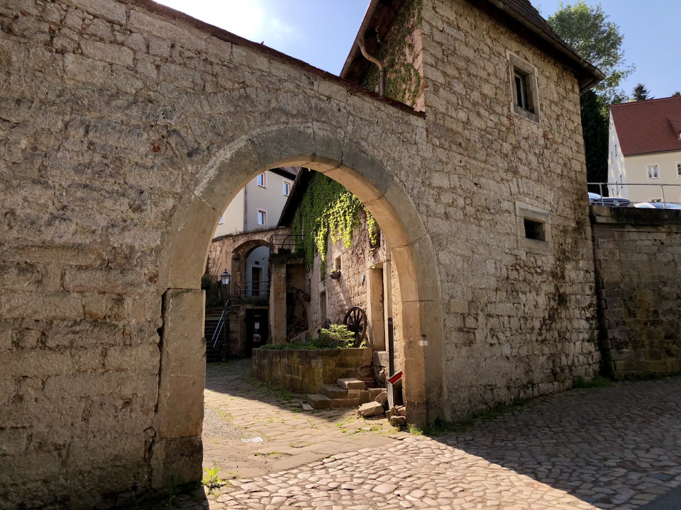 Areal Bienermühle - Sandsteinbogen mit Alter Vogtei