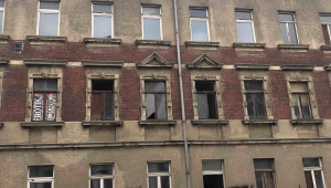 Mietshaus mit Putzrelief, Detail Eingang