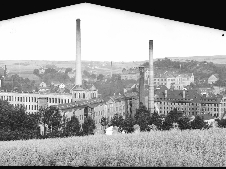 Postkarte 1908: Lunzenau. Vogels Mechanische Weberei und Papierfabrik (rechts historische Spinnmühle)