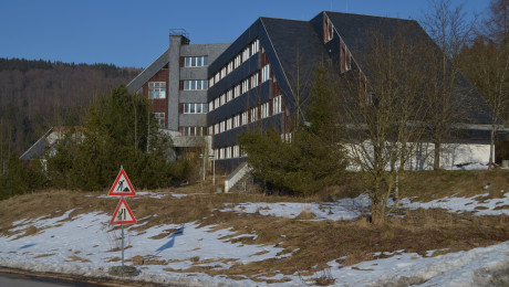 Ehem. Ferienheim der Akademie der Wissenschaften; später "Waldhotel Sachsenstern" (Stand 2025)