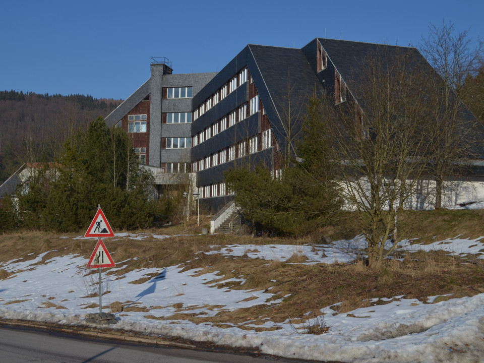 Ehem. Ferienheim der Akademie der Wissenschaften; später "Waldhotel Sachsenstern" (Stand 2025)