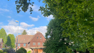 Front-Ansicht mit Schaufenstern