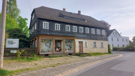 Front-Ansicht mit Schaufenstern