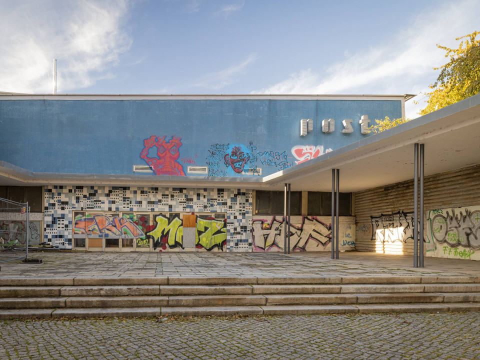 Schalterhalle mit gestaltetem Außenbereich als Nebenanlage, 2021