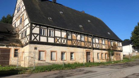 Vorderseite des Gebäudes und Giebel links, August 2025