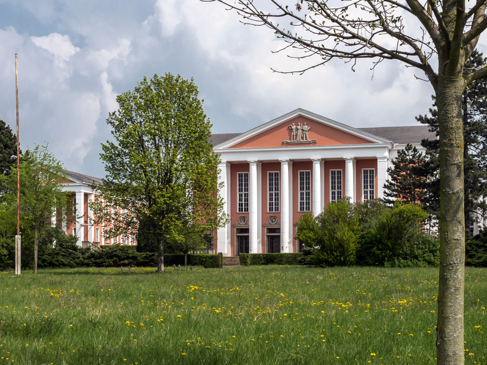 Frontansicht Kulturpalast des VEB Maxhütte Unterwellenborn, Stand: 2014