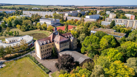 Gebäude mit Umgebung