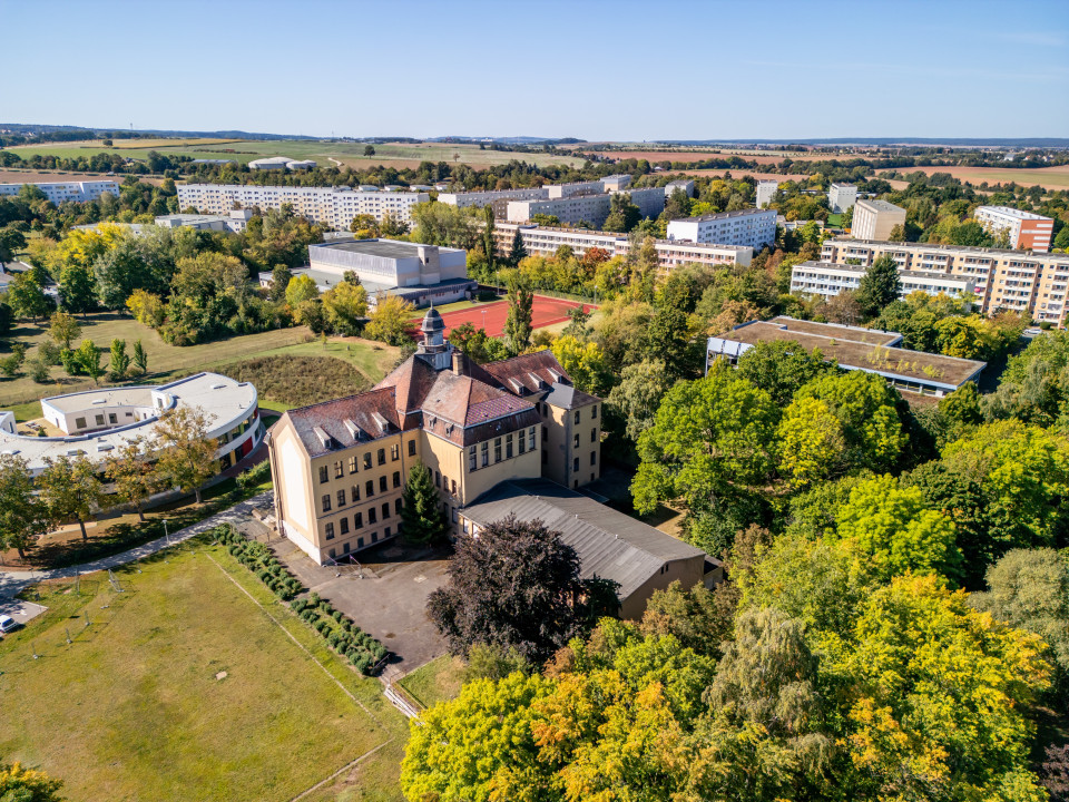 Gebäude mit Umgebung