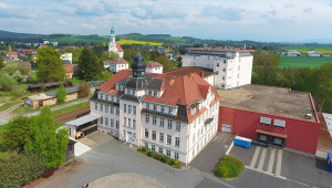 Front-Ansicht mit Schaufenstern