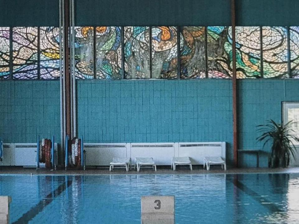 Glaswandbild vor der Schließung der Schwimmhalle 2018