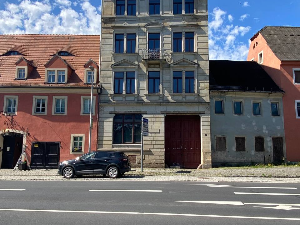 Uferstraße 8, Vorderseite