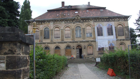 Schloss Übigau, Straßenseite