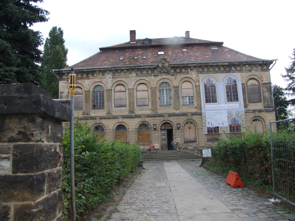 Schloss Übigau, Straßenseite