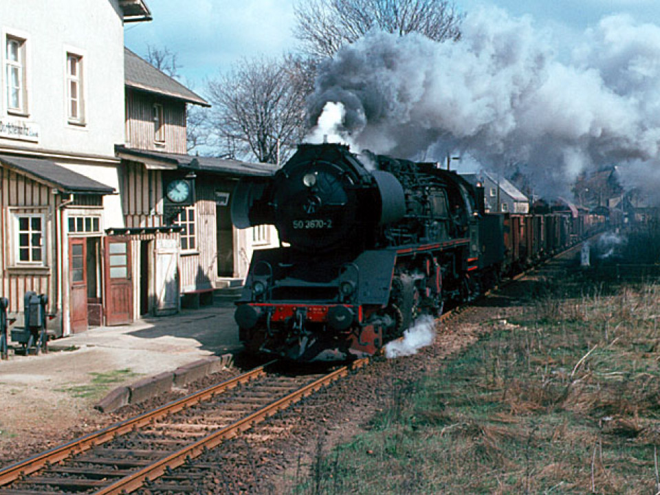 5053670 durchfährt den Bahnhof Dorfchemnitz