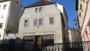 Brückengebäude mit Erker