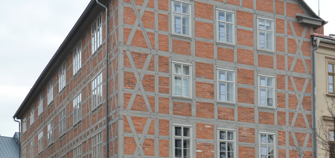 Frontansicht des Speichers (Westfront) mit neu gestalteter Schaufenstersituation